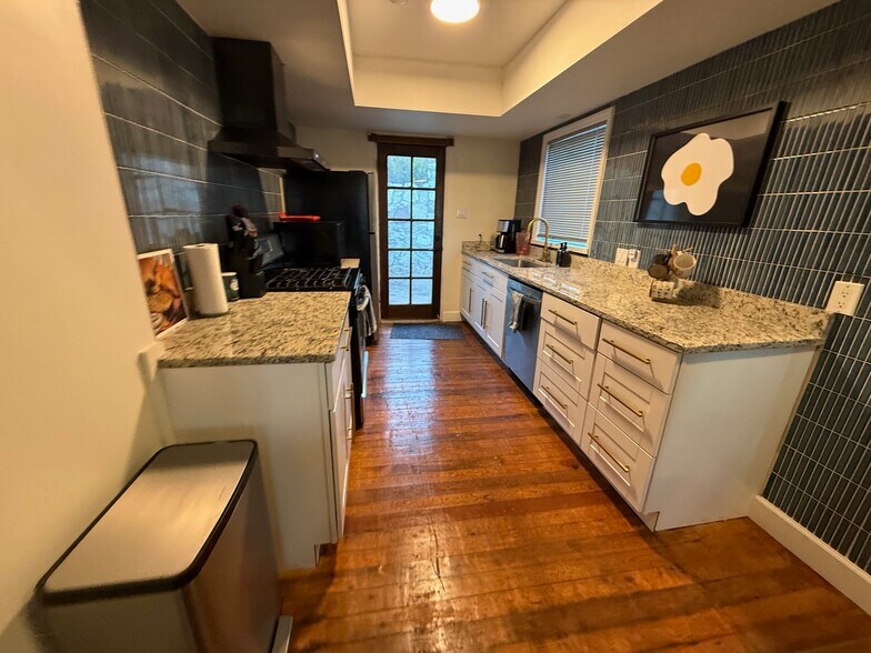 Building Photo - 2924 Piedmont Dr