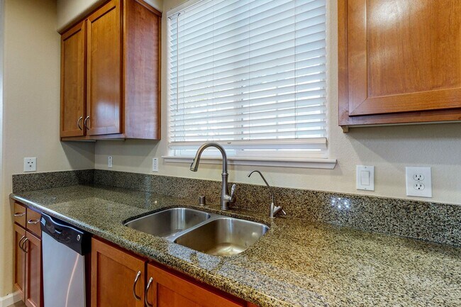 Building Photo - Town House Near Downtown Pleasanton  3 Bed...