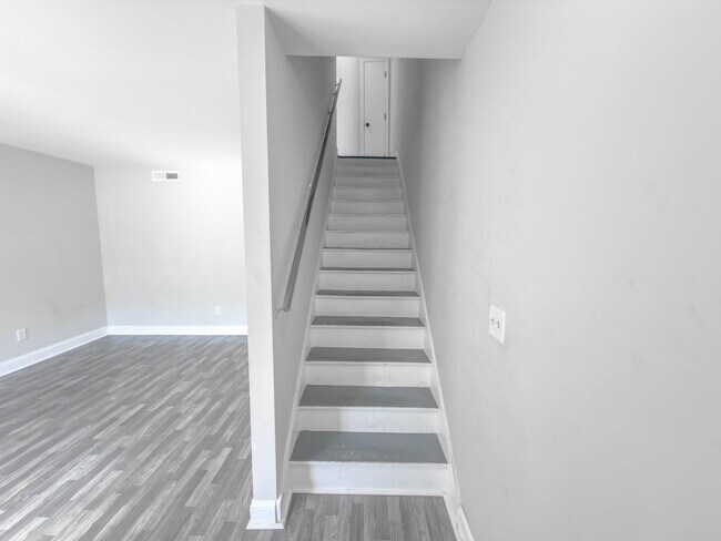 Building Photo - Stylish 2BR Townhome in West Ashley – Modern Living in a Prime Location!