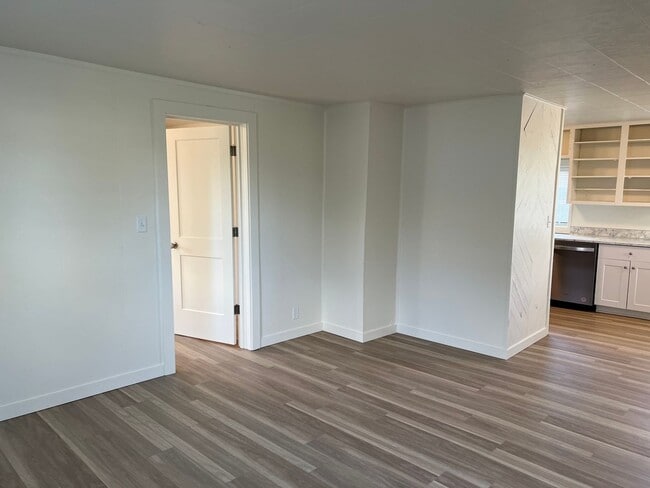 Building Photo - Updated 3 bedroom 1 bathroom house! MOVE I...