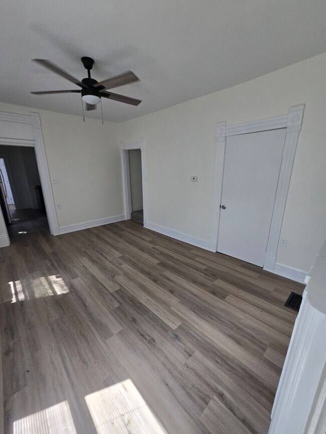 Building Photo - 2 BEDROOM SINGLE FAMILY HOME
