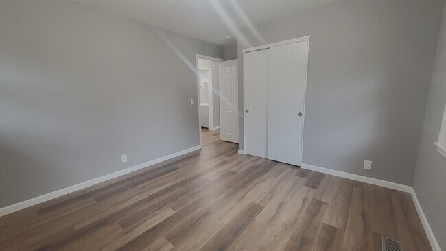 Building Photo - 910 Rexdale Dr