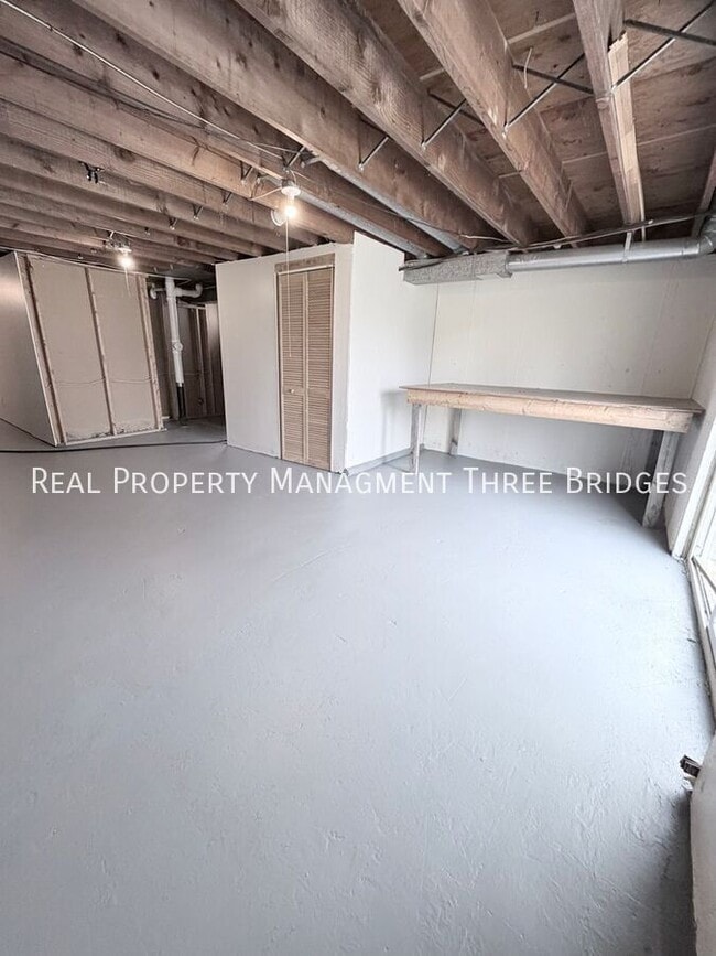 Building Photo - 241 Flora Dr