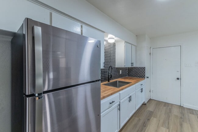 Building Photo - Remodeled 2BR Home w/ Fenced Yard – Only $1395
