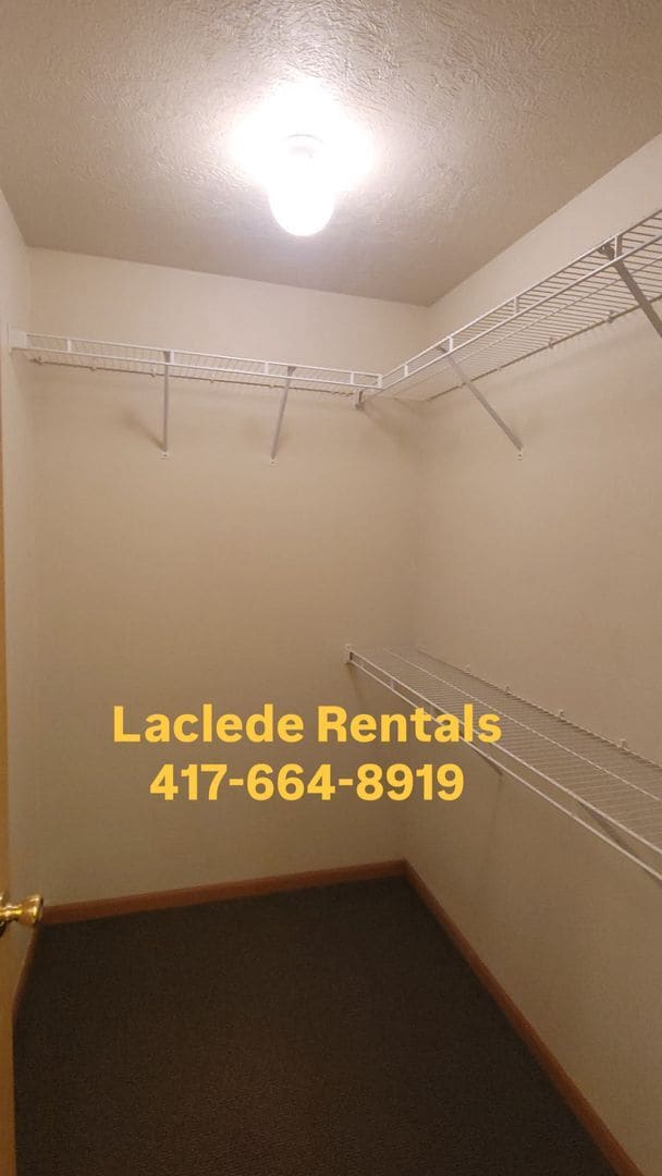 Building Photo - 3 BED 2  BATH DUPLEX