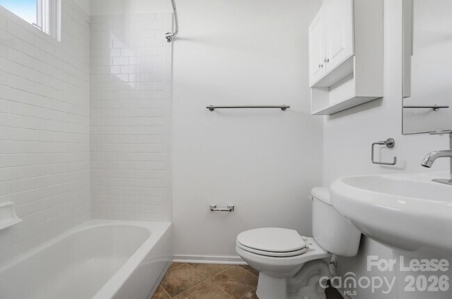 Building Photo - 921 Westbrook Dr