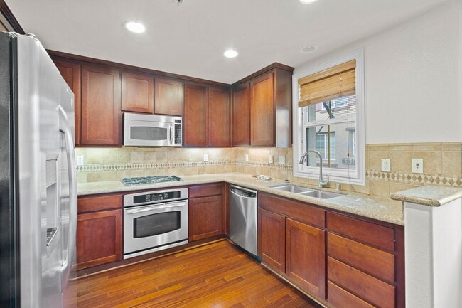 Building Photo - PRIVATE TOWNHOME NEAR DOWNTOWN STROLL TO E...