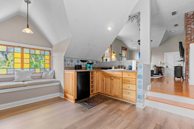 Building Photo - 221 SE 7th St