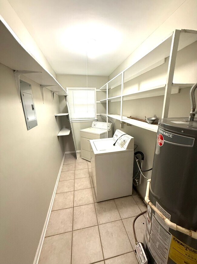 Building Photo - ** 3 bed 1 bath located in Forest Hills ** Call 334-366-9198 to schedule a self showing