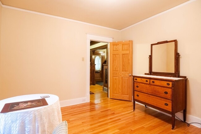 Building Photo - 6 Month Lease: 2 BED / 2.5 BATH HOUSE CLOS...
