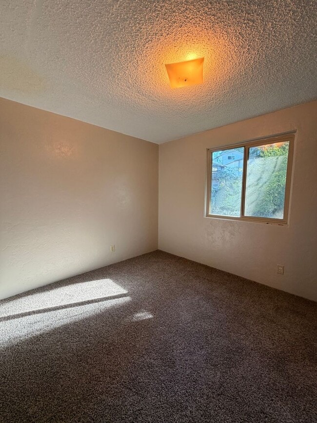 Building Photo - 2-Bedroom Townhouse style apartment