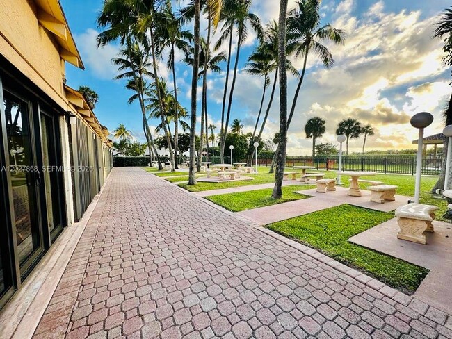 Building Photo - 2555 Collins Ave