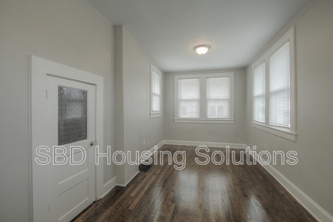 Building Photo - 801 S Ash Ave