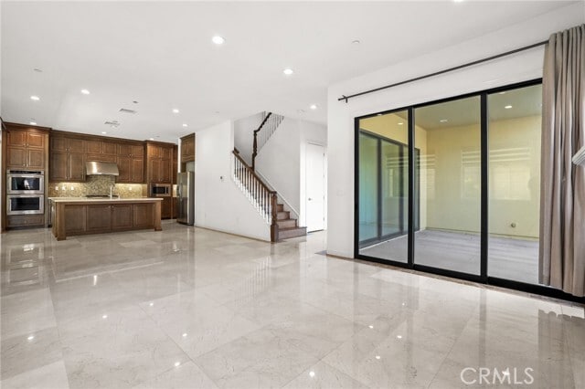 Building Photo - 10 Verna