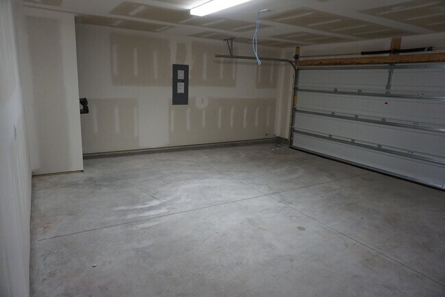 Building Photo - 602 Draymore Dr NE