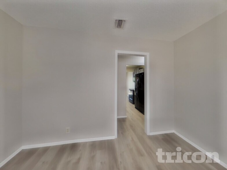 Building Photo - 15022 Old Creek St