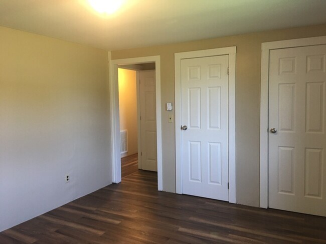 Building Photo - Cozy 3 bedroom 1.5 bath with 2 stall detached garage in country setting