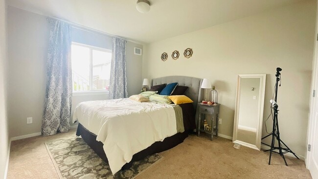 Building Photo - Spacious Corner 5 bed Single Family Home i...