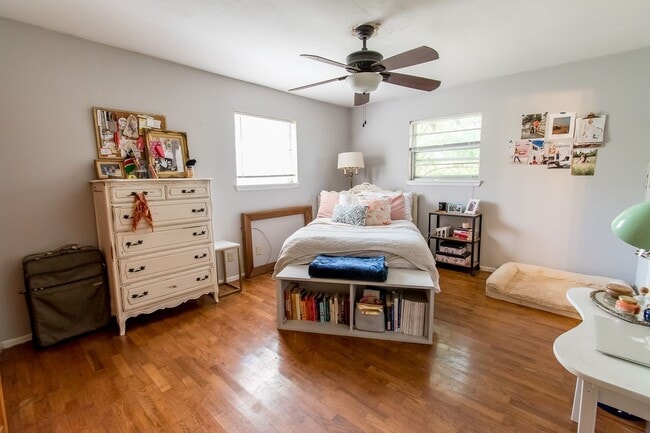 Building Photo - Updated and Spacious 4 Bedroom Home Near UofA! AVAILABLE IN JULY!!