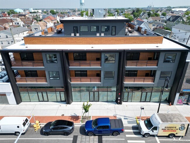 Building Photo - 135 E Park Ave