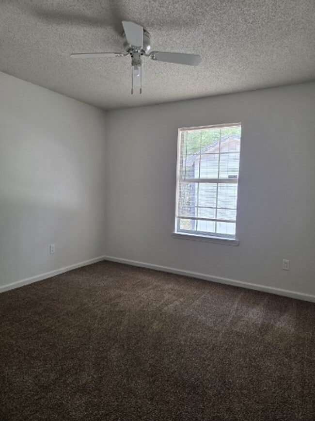 Building Photo - 945 Ruth Dr