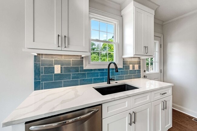 Building Photo - 5656 Kendall Dr