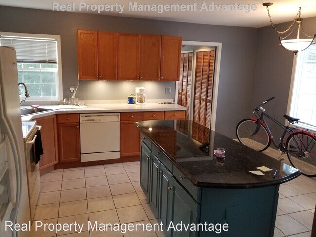 Building Photo - 3 br, 1 bath House - 21845 Novi Rd.