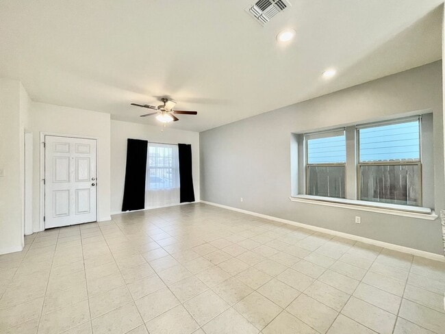 Building Photo - Blanco Vista Charmer