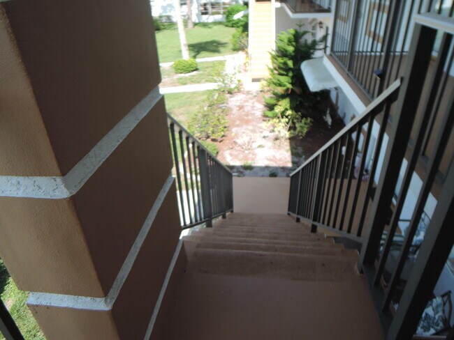 Building Photo - 1209 S Lakes End Dr