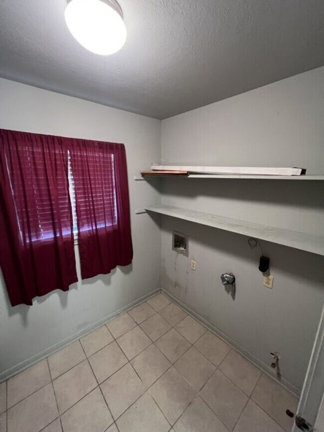 Building Photo - Charming 3-Bed + Office/Flex in Establishe...