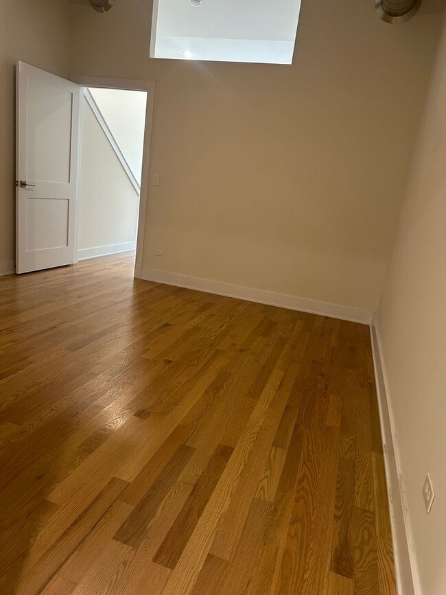 Building Photo - Beautiful 3 Bed 2 Bath Duplex unit in Heart of Lincoln Square