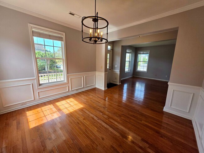 Building Photo - Elevated Four Bedroom in Rivertowne Countr...