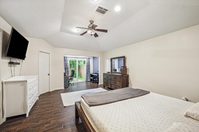 Building Photo - 910 Coachlight Dr
