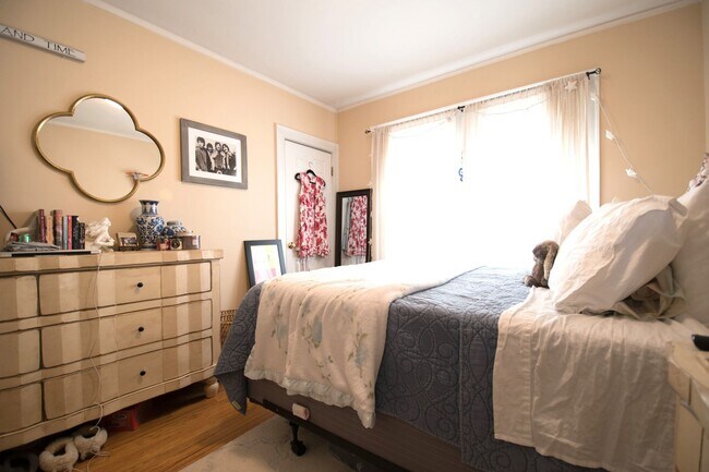 Building Photo - Amazing 3 bath in Brighton!!