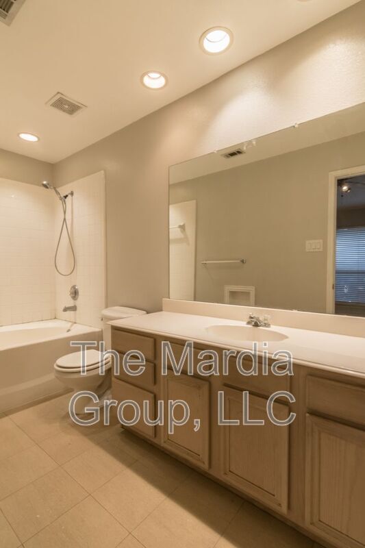 Building Photo - 3904 Brandon Park Dr