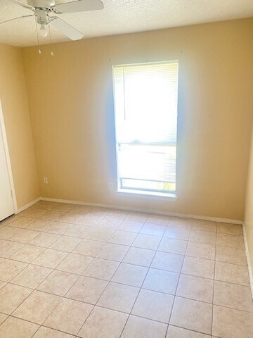 Building Photo - 1715 Meadow Green Dr