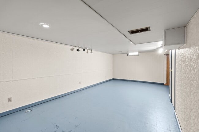 Building Photo - 5525 Sunnyside Dr