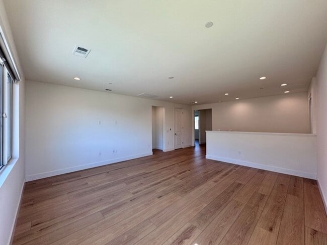 Building Photo - Spacious 5BD/3BA Home with Loft, Solar & B...