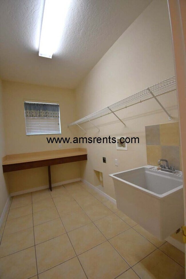 Building Photo - 13157 Paloma Dr