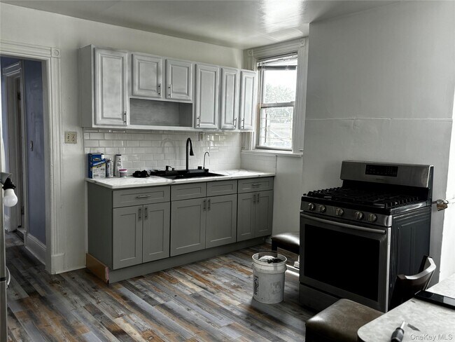 Building Photo - 79 Ravine Ave
