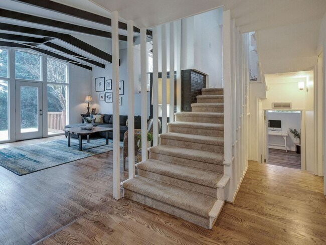 Building Photo - Chic Urban Oasis in Hillsdale