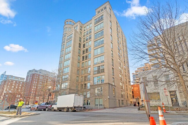 Building Photo - 2 Bed 2 Bath - Mount Vernon Condo - Garage Parking Space Included