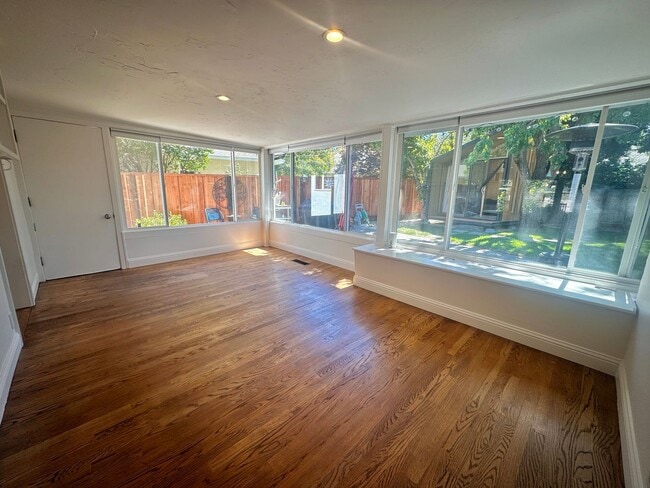 Building Photo - Charming 2 Bed 1.5 Bath in Redwood City!