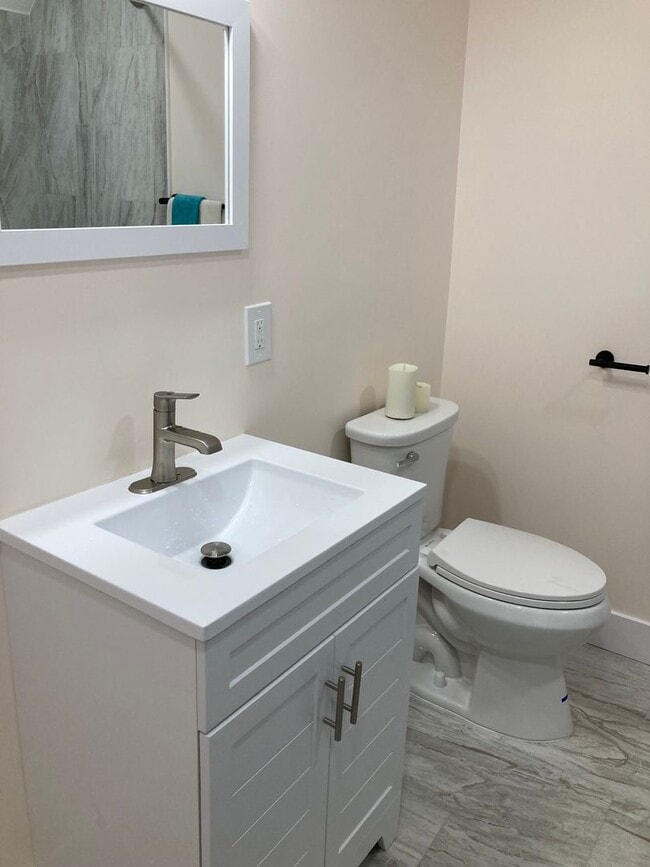 Building Photo - 2 Bedroom  Renovated Century Home Modern S...