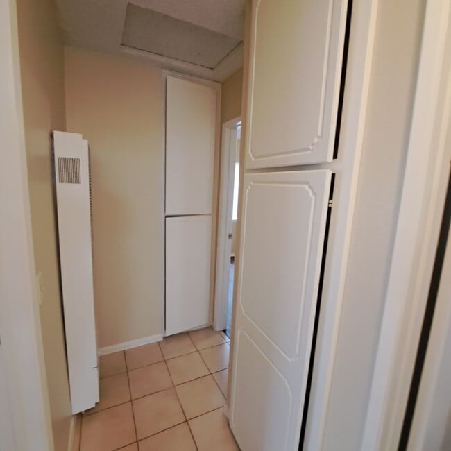 Building Photo - Quaint 3 bedroom close to town!