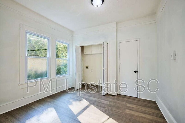 Building Photo - 10 E Main St