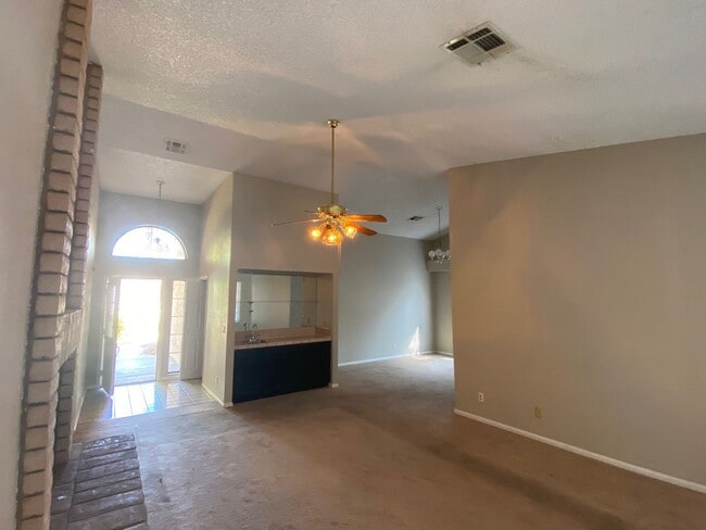 Building Photo - 3 Bedroom 2 Bathroom Home!