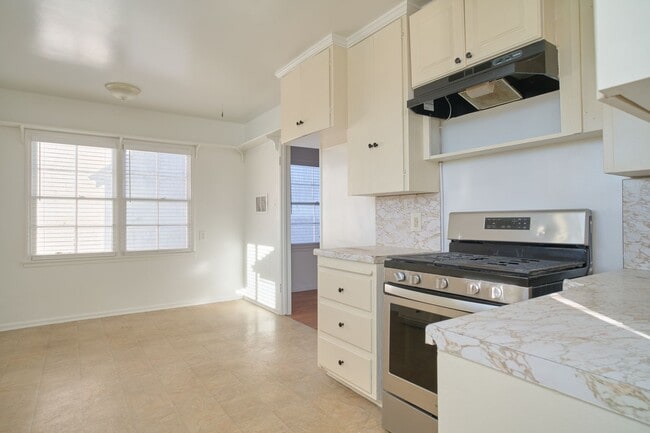 Building Photo - 116 E Orchard St