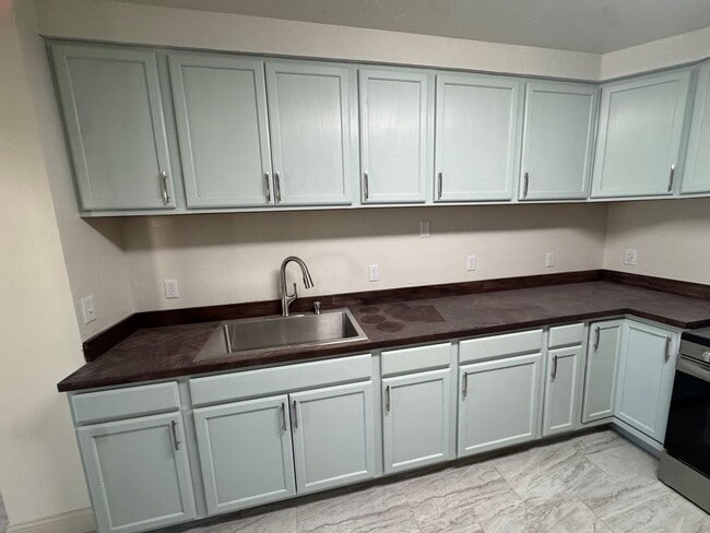 Building Photo - 4 Bed 2 Bath Home