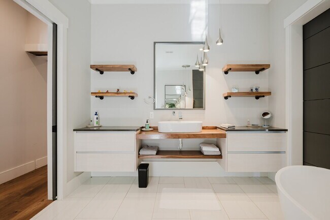 Building Photo - Stunning Custom Home in Palmetto Bluff